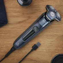 ماشین اصلاح موی صورت فیلیپس مدل S7885 با تیغه چرخشی 360 درجه استیل پیشرفته، قابلیت استفاده خشک و مرطوب، تکنولوژی Skin IQ و Power Adapt برای تنظیم خودکار سرعت، شارژ سریع 5 دقیقه‌ای و ضدآب بودن با امکان استفاده زیر دوش